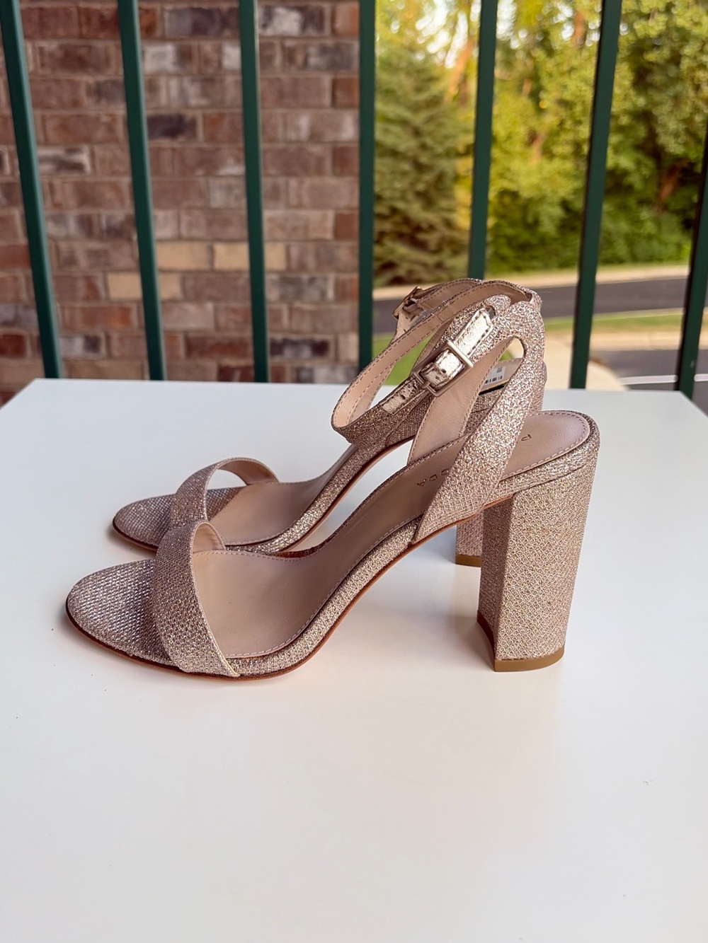 🌾Pelle Moda Size 9M Rose Gold Glitter Ankle Strap Block Heel Sandals Party Chic - Picture 6 of 17